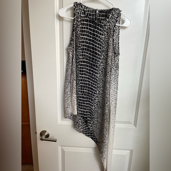 BCBGMAXAZRIA Black and White Animal Printed Sleeveless Blouse - Picture 1 of 4